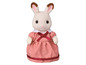 Ein weißes Kaninchen in einem rosa Kleid, eine Figur von Sylvanian Families.