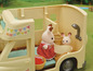 Ein Spielzeug-Wohnmobil mit zwei Hasenfiguren von Sylvanian Families
