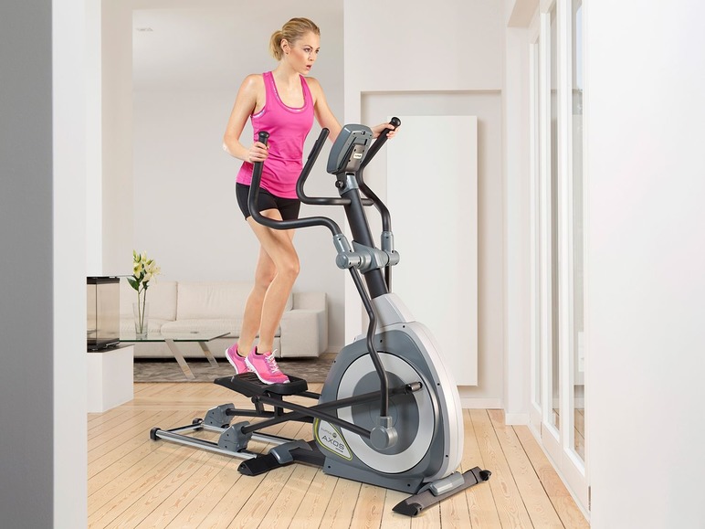 Eine Frau trainiert auf einem Crosstrainer der Marke AXOS.