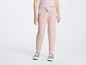 Ein Mädchen trägt rosa Jogginghosen.