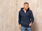 Mann in einem blauen Hoodie mit Reißverschluss.