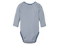 Ein gestreiftes Baby-Body mit langen Ärmeln.