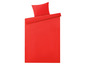 Rotes Bettbezug-Set mit Kissenbezug.