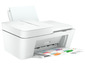Ein weißer HP DeskJet Plus 4110 All-in-One Drucker mit einem Blatt Papier, das aus ihm kommt.