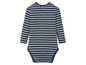 Ein gestreiftes Baby-Langarmbody.