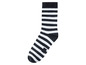 Ein schwarz-weiß gestreiftes Sockenpaar.