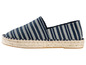 Blaue Espadrilles mit weißen Streifen.