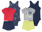 Baby-Kleidungsset mit rotem T-Shirt, blauer Shorts, einem blauen Strampler mit Tipi-Print und einem grauen T-Shirt mit Tiermotiven.