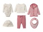Baby-Kleidungsset mit Strampler, Pullover, Hose, Mütze und Lätzchen.