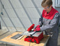 Ein Mann verwendet eine rote Fliesensäge zum Schneiden von Fliesen.