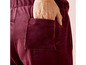 Nahaufnahme einer dunkelroten Hose mit einer Tasche.