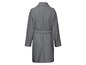 Ein grauer Bademantel mit langen Ärmeln und einem Gürtel.