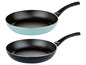 Zwei Pfannen mit schwarzen Griffen, eine hellblau und eine schwarz