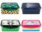 Vier Lunchboxen mit Dschungel-, Elefanten-, Panda- und Einhorn-Designs.