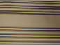 Beige Stoff mit horizontalen Streifen in Braun, Schwarz und Gelb.