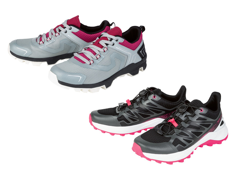 Zwei Paar schwarze und graue Laufschuhe mit rosafarbenen Details.