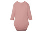 Ein rosa Baby-Body mit langen Ärmeln.