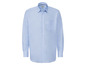 Ein hellblaues Hemd mit langen Ärmeln.