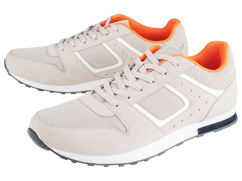 Zwei Paar hellgraue Turnschuhe mit orangenen Akzenten