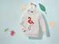 Ein grauer Kinderpullover mit einem Flamingo-Motiv von Lego Wear.