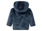 Eine dunkelblaue Fleecejacke mit Kapuze für Babys.