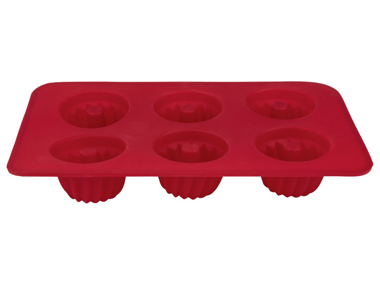 Eine rote Silikonform für sechs kleine Kuchen.