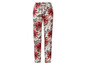 Weiße Hose mit rotem Blumenmuster.