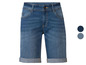 Eine blaue Jeans-Shorts mit umgeschlagenem Saum.
