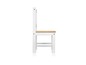 Ein weißer Holzstuhl mit Holz-Sitzfläche.