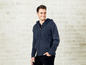 Mann in einem blauen Strickpullover mit Kapuze