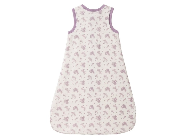 Ein rosa Schlafsack mit einem Druck von kleinen Bären.