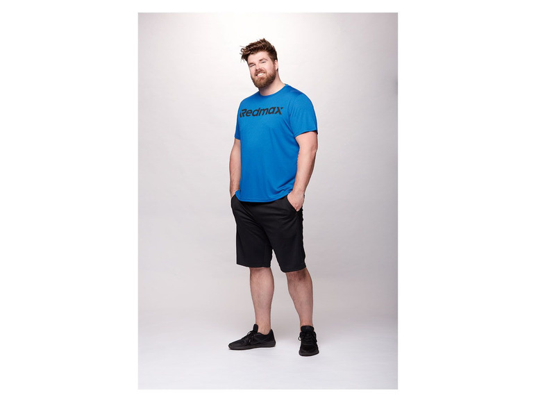 Mann in einem blauen Redmax-T-Shirt und schwarzen Shorts.