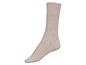 Beige Socken mit einem dezenten Streifendesign.