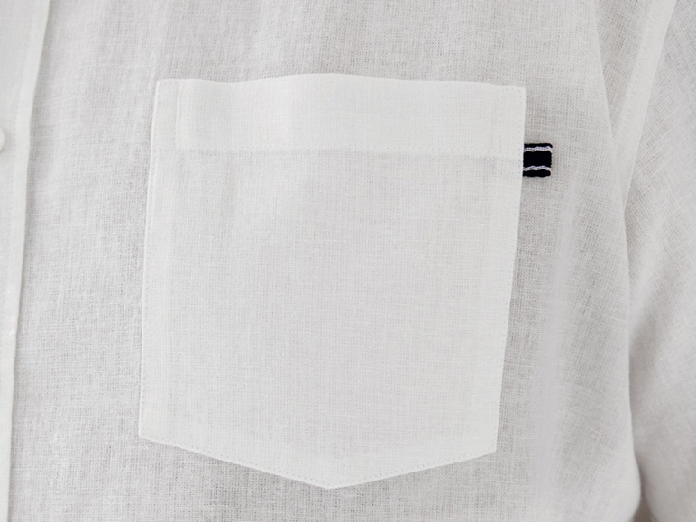 Ein weißes Leinenhemd mit einer Brusttasche.