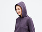 Eine Frau trägt einen lilafarbenen Hoodie.