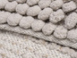 Beigefarbener Teppich mit Pompons