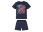 Ein blauer Schlafanzug mit kurzen Hosen für Jungen mit einem Spiderman-Motiv.