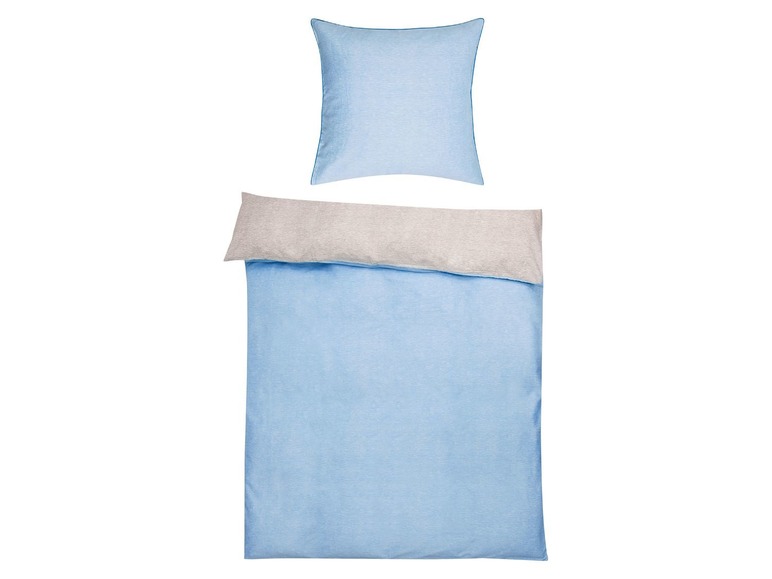Blaue Bettdecke mit passendem Kissenbezug.