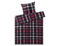 Ein Plaid-Bettbezug mit passendem Kissenbezug in einem rot-schwarzen Karomuster.
