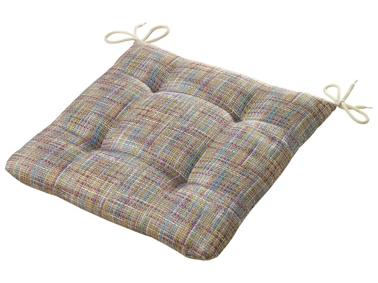 Ein quadratischer Stuhlbezug aus buntem Webstoff.