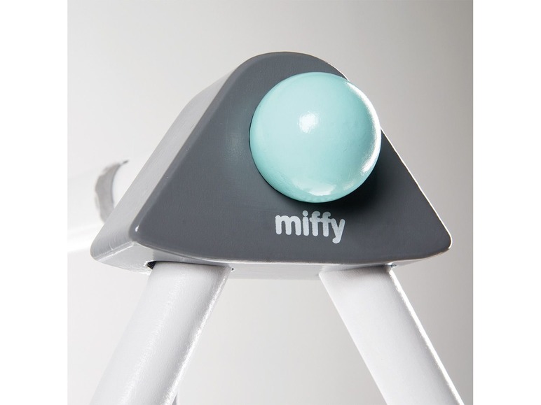 Miffy Spielzeug mit einem blauen Ball.