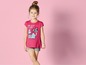 Mädchen in einem rosafarbenen T-Shirt mit My Little Pony Druck und Shorts.