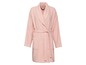 Ein rosa Bademantel mit Gürtel.
