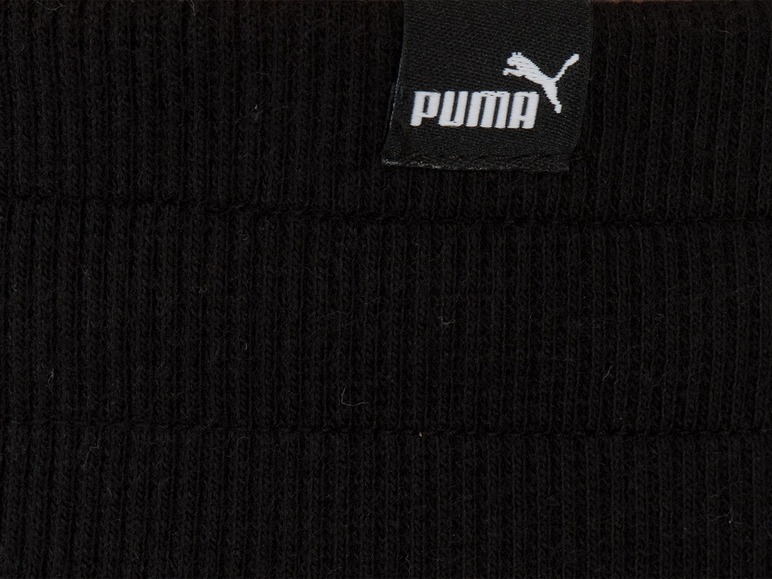 Schwarze Puma Socken mit Rippenmuster.