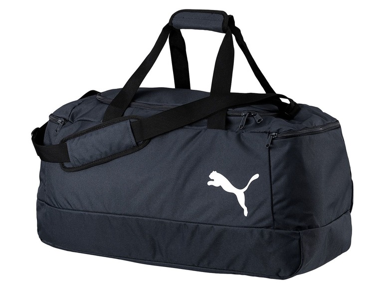 Eine schwarze Puma Sporttasche mit weißem Logo.