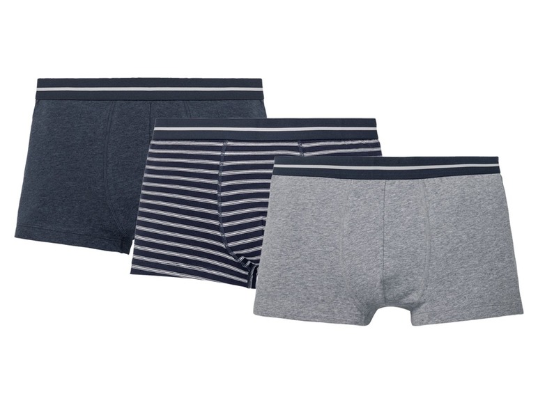 Drei Boxershorts: dunkelblau, gestreift und grau.
