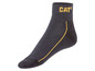 Graue Socken mit gelben Akzenten und dem CAT-Logo.