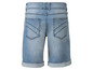 Eine hellblaue Jeans-Shorts mit umgeschlagenen Beinen.