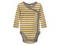 Ein gestreiftes Baby-Bodysuit mit langen Ärmeln.