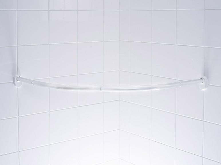 Eine weiße Duschstange an weißen Fliesen montiert.